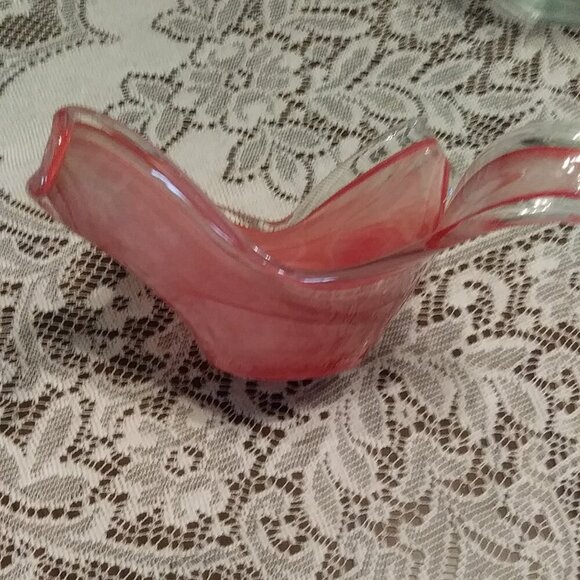Murano-style art glass wave cranberry/pink bowl with a waffle bottom - Picture 6 of 12